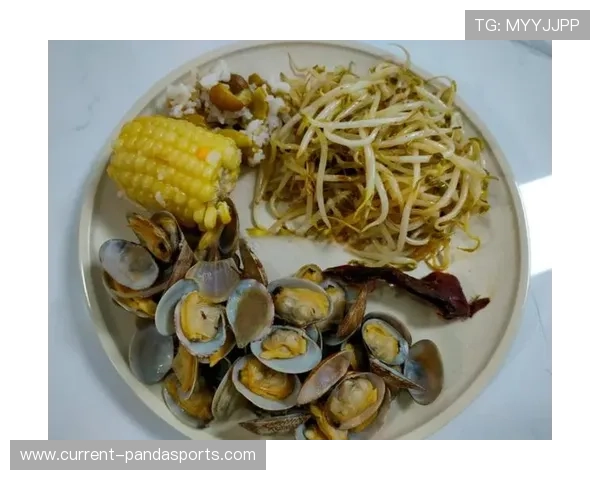 足球球星的日常饮食揭秘：从早餐到晚餐如何保持最佳竞技状态